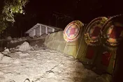 出殯遺體慘遭就地掩埋！嘉義土石流「毀家園」　機具不願冒險上山