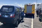 快訊/新北三重廂型車追撞消防車　車頭撞爛全毀駕駛輕傷