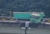 不是拍電影！國6聯結車「折頸」驚險卡24米高架　頭再出去一點就墜橋