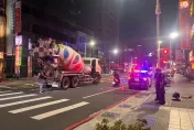 踩二輪被吸入水泥車底！他疑「車底有東西」急煞車　下車一看有人休克