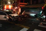 快訊／彰化轎車失控「衝民宅」！鐵捲門變形...車頭撞得稀巴爛　父子3人急送醫
