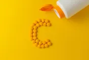 維他命C加速腫瘤生長和轉移？重症醫：亂補充　對癌症患者反不好
