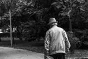 悲歌！新竹獨居老翁死後慘遭愛犬啃食　警破門差點嚇死：內臟都被吃光