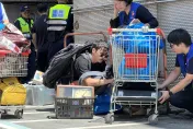 快訊/大直樓塌災區直擊！阿嬤取物身體不適被扶出    帥男救出黑膠唱片古董鐘