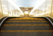 奪命意外！外套遭捲入手扶梯　日7旬翁魂斷JR車站