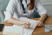 代排掛號1次上千元！歪風止不了「名醫投降道歉」：以後都來排隊