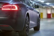 應該是車子太笨！撞爛特斯拉遭老公罵「死三寶」　人妻怒不道歉就搬回娘家