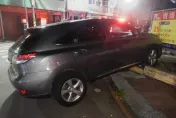 影/差點撞進停車場！高雄酒空男爛醉肇事　阿sir喊不醒只好破窗逮人