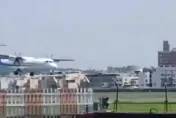 影/華信航空返航畫面曝！液壓油指示燈異常　全機16人平安落地