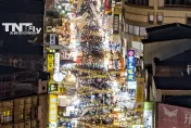 影/苑裡鬼門關夜市人潮爆棚！封6條街、400攤進駐　萬人擠滿大街畫面曝