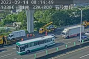 快訊/上班注意！國1北上五股段「3車追撞」　占用外線2車道