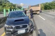 台64線砂石車變換車道不慎　速霸陸遭擊落打滑180度車頭全毀