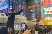 影/阪神虎封王嗨翻！球迷照「慣例」跳河還慫恿警方一起跳　2.1萬人盯道頓堀直播