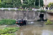 影/同廠牌路口對決！彰化休旅車戰輸、衝破護欄墜溝四腳朝天