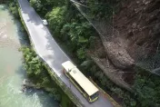 影/落石攔截「遊覽車還在下方跑」！埔里投131線牛洞段明起封閉施工5天