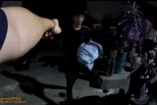 影/你沒看錯！天兵通緝犯遭警攔停　竟抱「棉被」逃竄…跑到沒力乖乖就逮