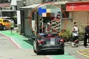 影/超狂！北市汽車違停人行道　狂男「走上去」踩破擋風玻璃還告車主傷害