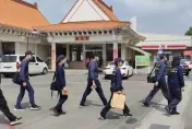 快訊/高雄命案檢警複驗夫妻遺體　鑑識人員攜犯案兇刀到場