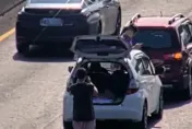 國道一號2車追撞！駕駛下車背對車流拍照　網嚇傻：不要命了嗎