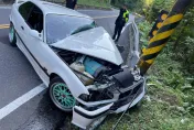 影/彎不過就填海！BMW男北宜晴天飆車　過彎撞對向電桿、車頭爛