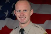 美國洛杉磯殺警！30歲副警長巡邏車內埋伏遭爆頭擊斃　4天前才訂婚