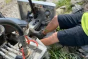 屏東果農忙到一半小腿慘被吃進農務機！警消使出「排空液體」減重大招成功救人