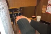 一蘭洗手台？噁！女客桌上給水器洗手還潑地上　網嗆：有種去爭鮮洗