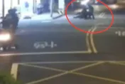 影/超惡劣！酒空父子檔坐霸王車還踹車圍毆運將　警到場壓制逮人