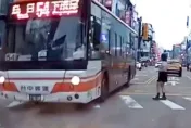 影/Ｏ林老師片！台中火爆公車運將擴音器譙行人影片曝　遭記大過開罰單