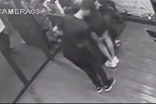 鄧佳華當美髮助理偷拍女設計師！下跪賠償遭拒　佛心老闆：願意再給他機會