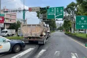 快訊/砂石車司機闖紅燈！號誌變他油門繼續催　無情撞上老騎士畫面曝