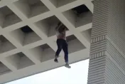 影/南投工人懸掛3樓高天花板！同事緊拉10多分鐘　警消架氣墊後墜落