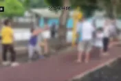 影/土城屁孩水壺攻擊「公園阿伯」！母嗆聲「你先動手的喔」　網爆母子黑料