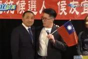 影/侯友宜25年前抱的小男嬰長大了！　南非武官子「小查克」現身僑宴發祭品文力挺