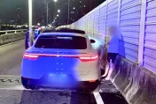 影/酒駕躲臨檢車停橋上裝拋錨警攔截　保時捷男拒測扣車吊照罰18萬