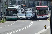 影/大型臨時跟公司請假現場！八里4車卡住「全線被封閉」 近百人動彈不得眼神死