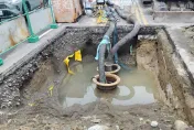 鳳山工人「肉身擋水」畫面瘋傳　台水：上游閥門已關上、非挖破水管