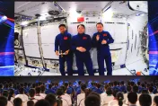 影/「天宮課堂」開講！神舟16太空人化身老師　演示微重力「水珠打桌球」