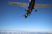 男子高空跳傘竟遭飛機機翼斬首慘死　機師無視禁令擅自飛行被控過失殺人