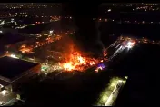 屏東高爾夫球具廠大爆炸/空拍畫面曝光！屏東科技廠大爆炸還在燒　惡火照亮天際黑煙竄天
