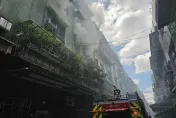 影/新北三重民宅火警　狂冒白煙2住戶急逃脫困