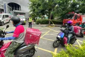 屏東高爾夫球具廠大爆炸/警消連夜搶救太辛苦！　外送員自發性快閃送餐打氣