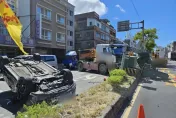 桃園轎車鬼切超車遭撞翻　聯結車失控撞毀分隔島電箱