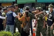 影/「國防知性之旅」湖口營區突湧11萬人　軍警互嗆「混蛋」阿姨勸架