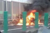 影/引擎室冒濃煙臨停後「整輛車變火球」！國道10號西向高雄左營段驚傳火燒車