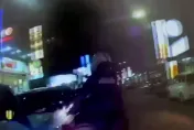 影/新莊男遭通緝拒捕！警亮槍嚇阻遭衝撞「手腕肌腱斷裂」　嫌涉5罪遭逮