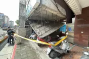 快訊/嚇死人！北市騎樓天花板垮掉　整排機車遭重壓