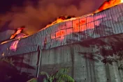 八里回收場深夜大火！內存800升柴油爆炸聲嚇人　機器人進場滅火