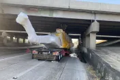 涼去啊！卡車運送3千萬直升機竟卡高架橋下　為脫困只能剪斷螺旋漿