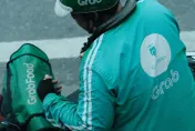 影/使命必達！印尼外送員搭飛機幫買餐點　空服員傻眼再三確認登機證